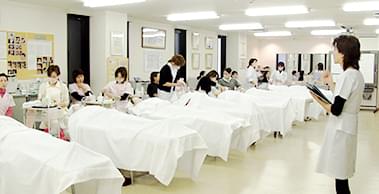 愛雅粧ビューティカレッジ（インターナショナルトータルビューティコースの授業風景）