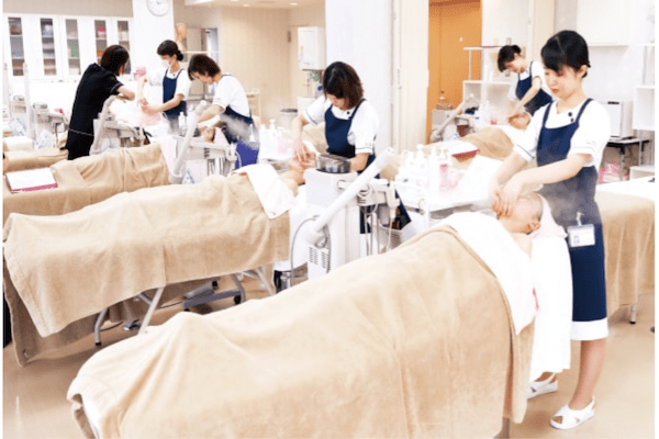 ECCアーティスト美容専門学校（エステティシャンコースの授業風景）