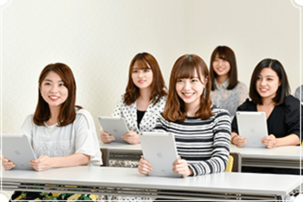 ミス・パリエステティック専門学校（トータルビューティ学科の授業風景）